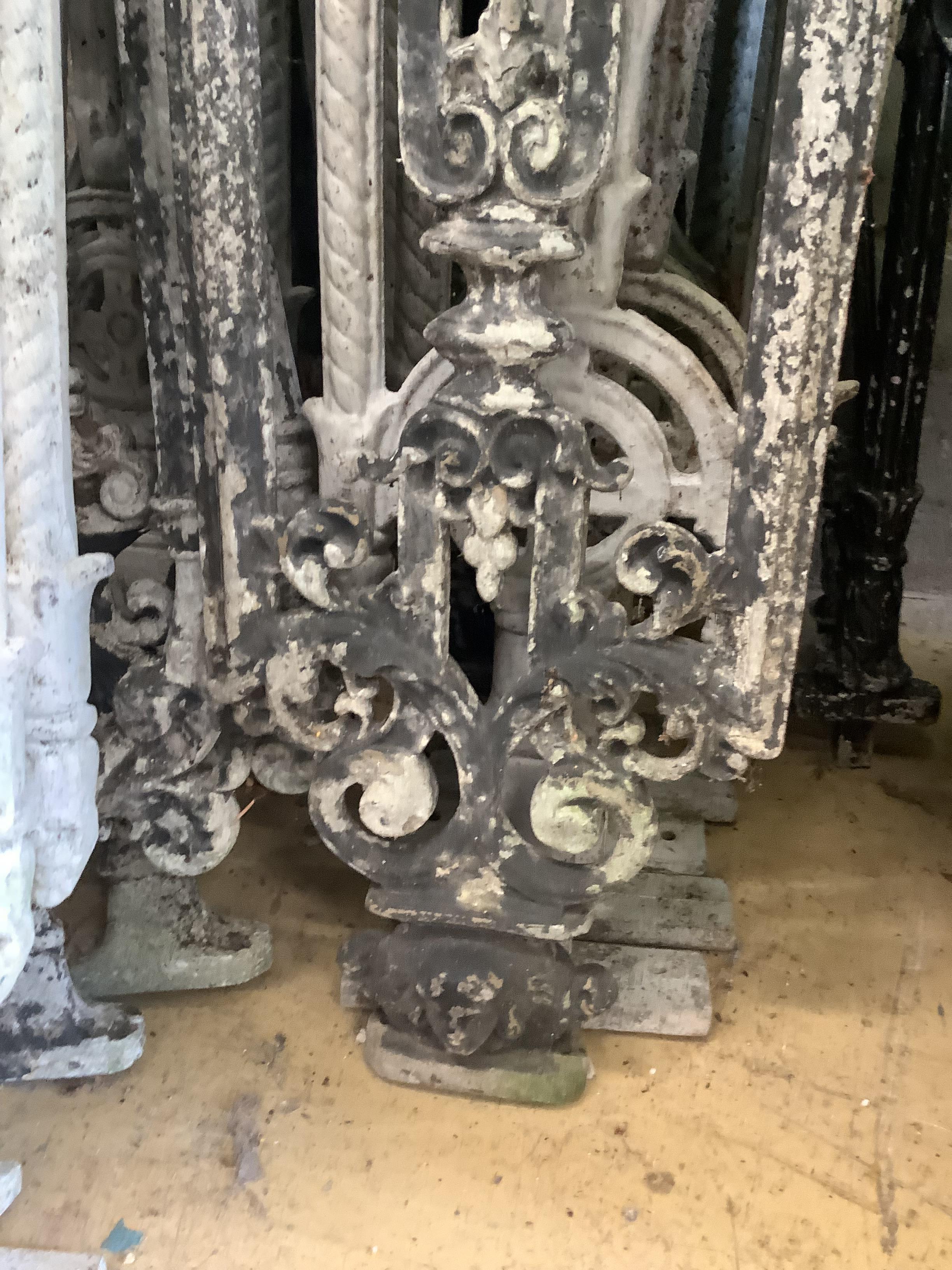 Seventeen assorted painted metal sections of balustrade rails